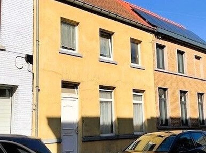 Prachtig gelegen rijwoning in hartje van Ronse, dichtbij alle winkels en horecazaken, omvattende o.a. op het GELIJKVLOERS: Inkomhal Kleine maar prakti